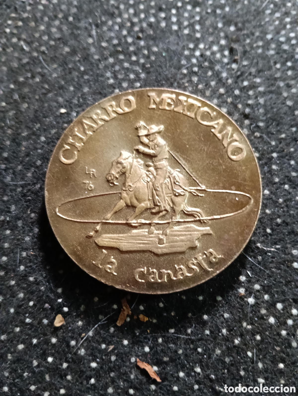 Medallas tem&aacute;ticas: Medalla El Charro Mexicano, LA CANASTA, ARTISTICO ALARDE DOMINIO DEL LAZO. mide 5 cm aprox. Con caja
