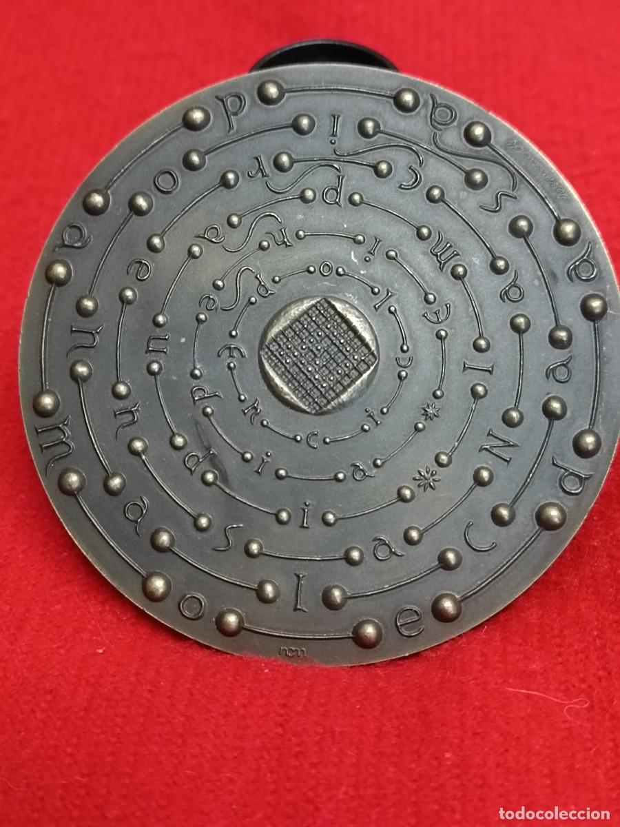 Medallas tem&aacute;ticas: Medalla de bronce, ignoro pais, 78 mm. de di&aacute;metro, firmada en anagrama: ncm. En canto: 306/550.