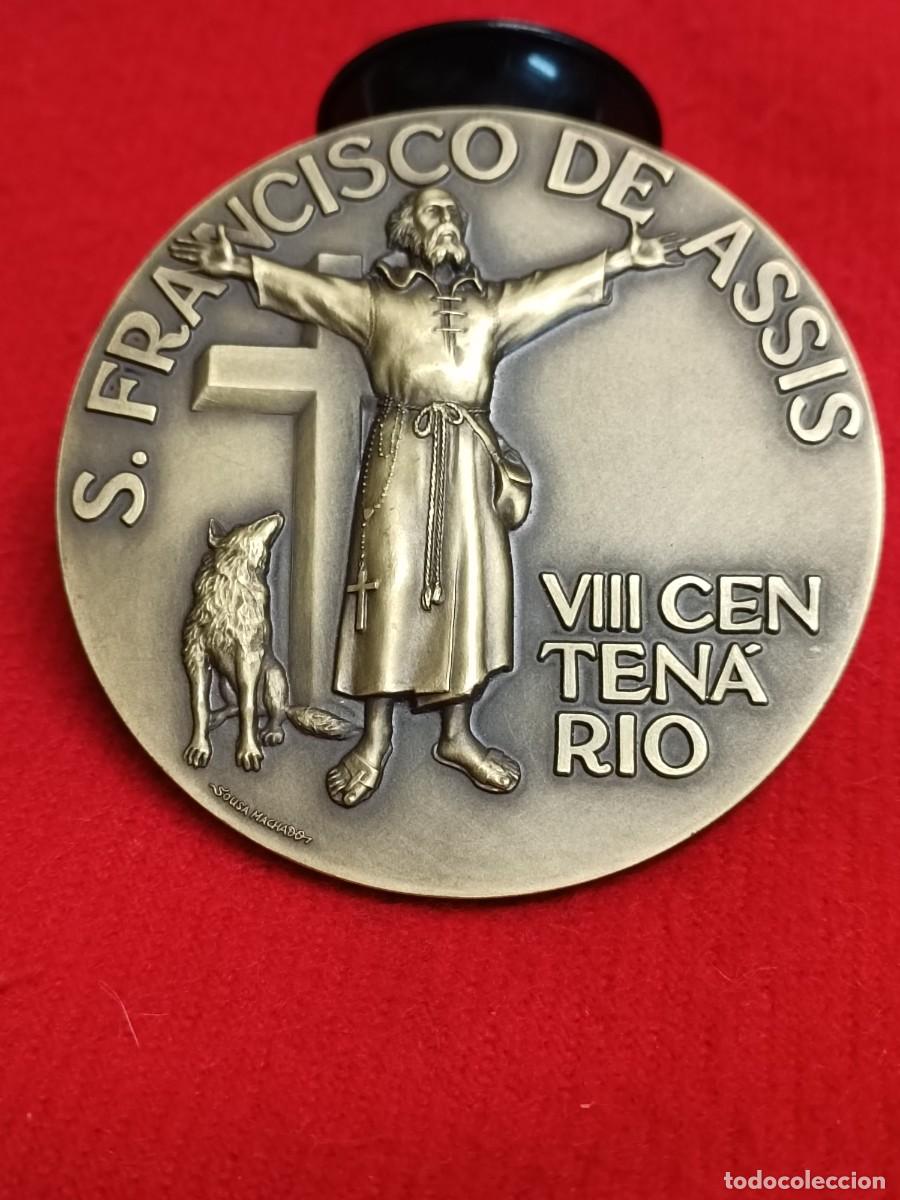 Medallas tem&aacute;ticas: Medalla de bronce Portugal, a S. F. de Asis. Firmada: Sousa Machado, 8 cm. de di&aacute;metro, buen ejemp.