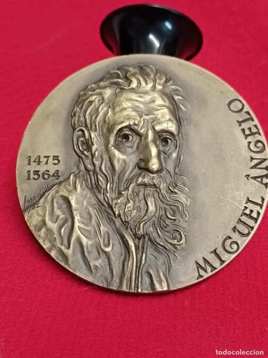 Medallas tem&aacute;ticas: Medalla de bronce Espa&ntilde;a, a Miguel &Aacute;ngel, 8 cm. diam., firmada: Jos&eacute; de Mouro 82, buen ejemplar.