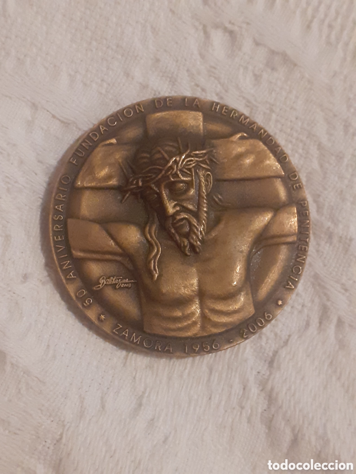 Medallas tem&aacute;ticas: GRAN MEDALLA 50 ANIVERSARIO FUNDACION HERMANDAD PENITENCIA. CAPAS PARDAS. ZAMORA. 2006. 5 CM.