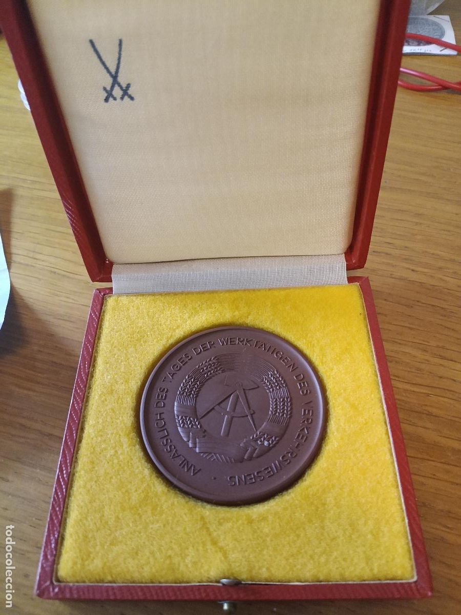 Medallas tem&aacute;ticas: RDA Alemania Oriental DDR. Medalla en estuche. VEB AUTOREPARATURKWERK DRESDEN