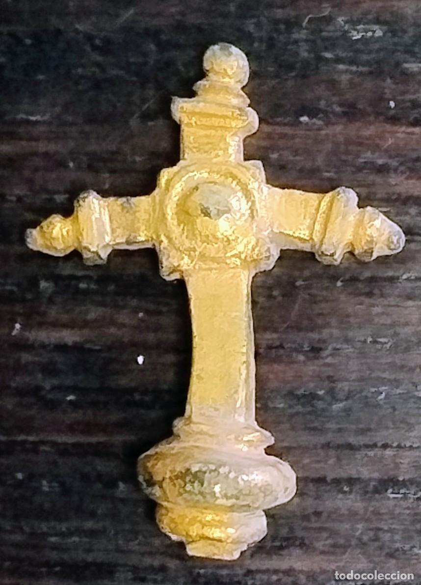 Medallas tem&aacute;ticas: Antigua Cruz. Remate o adorno. (Bronce dorado 35 mms. 5,75 gr.) Siglo XVI-XVII