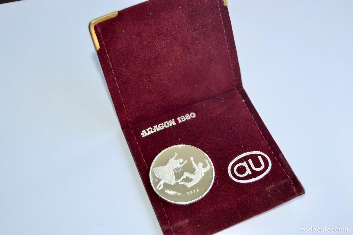 Medallas tem&aacute;ticas: Original Moneda de Plata. Escudo de Arag&oacute;n y Danzantes de Jota. Arag&oacute;n, 1980. Nueva. Estuche fieltro