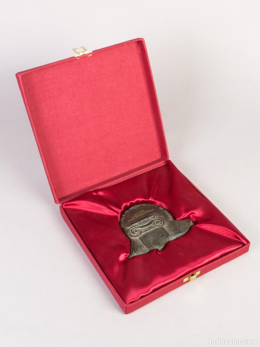 Medallas tem&aacute;ticas: Placa conmemorativa en bronce Escuela T&eacute;cnica de Arquitectura de Madrid en su estuche siglo XX