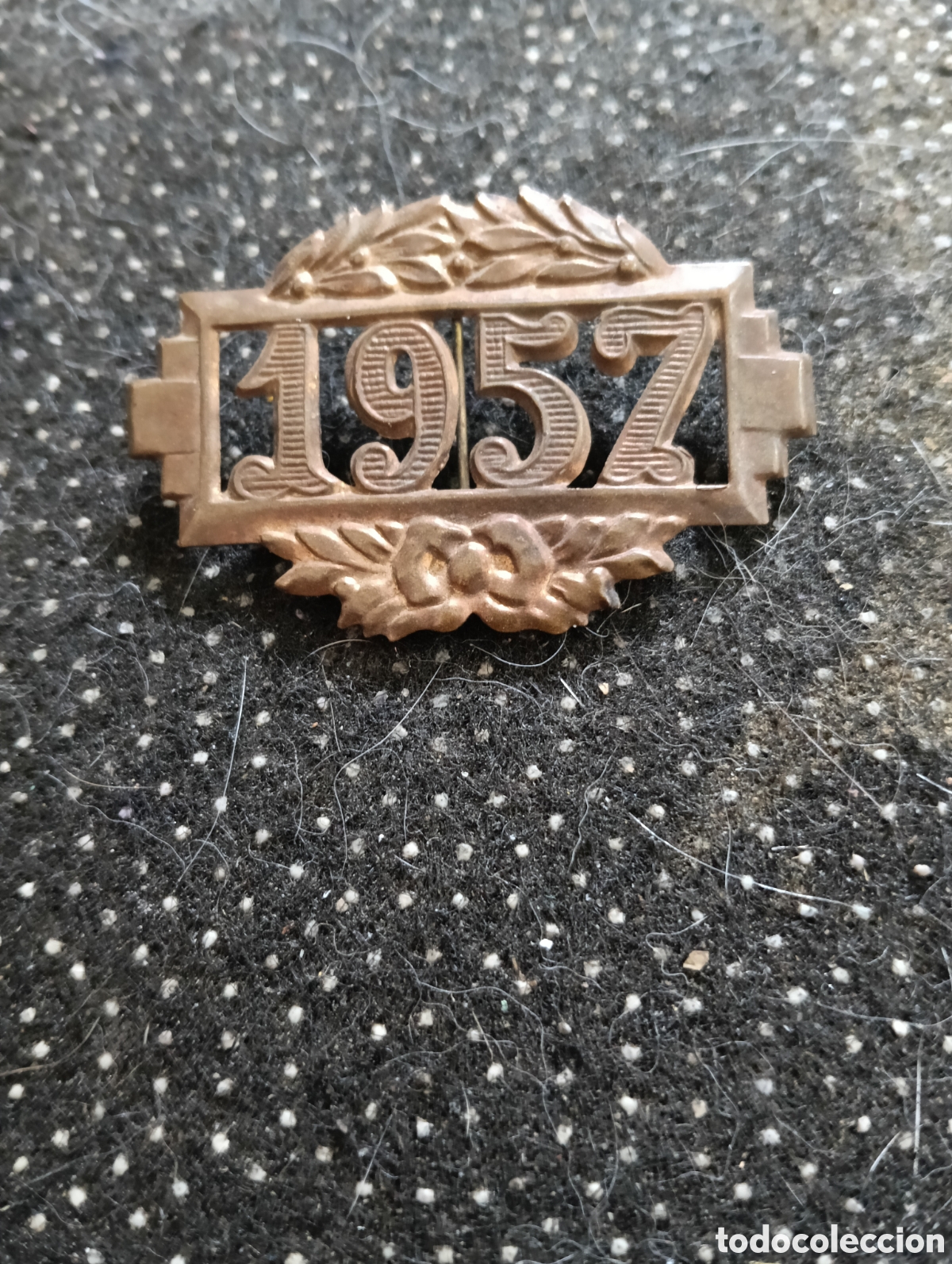 Medallas tem&aacute;ticas: Broche conmemorativo 1957 tama&ntilde;o 5 x 3 cent&iacute;metros, en lat&oacute;n.