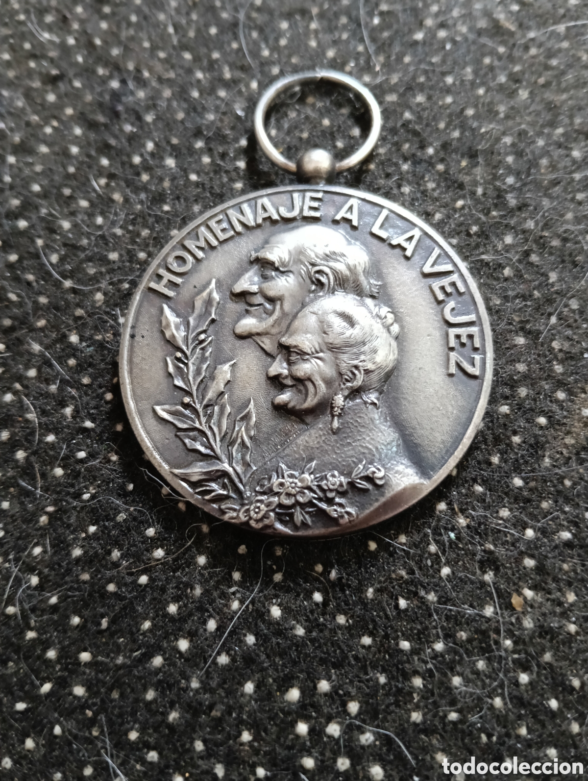 Medallas tem&aacute;ticas: Homenaje a la Vejez, XX Aniversario San Cugat del Vall&eacute;s 1960, mide 4 cm de di&aacute;metro.