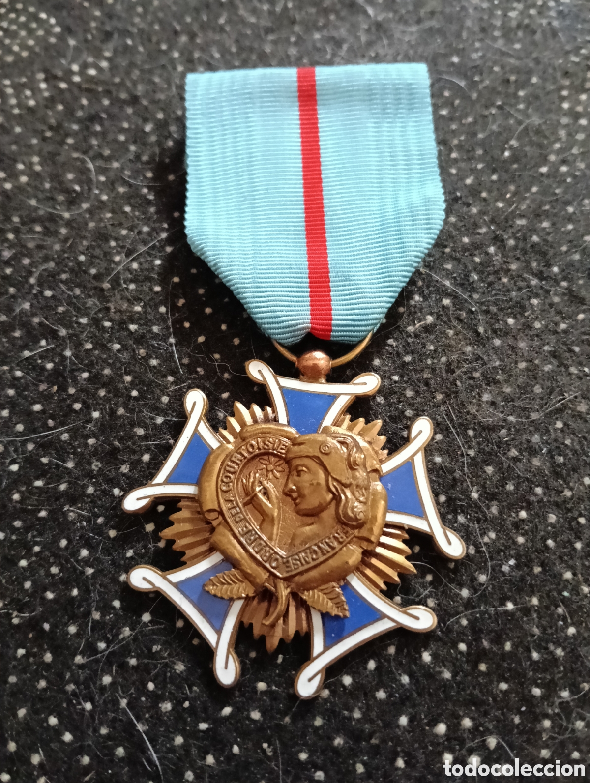 Medallas tem&aacute;ticas: Medalla francesa orden de la cortes&iacute;a, mide 4 x 4 cm.