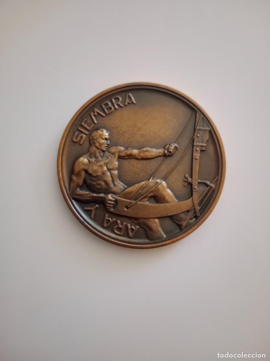 Medallas tem&aacute;ticas: MEDALLA DE MANO BRONCE PATINADO ARA Y SIEMBRA ... Y TENDRAS MIES - GRABADOR MEDALLISTA ENRIQUE GINER