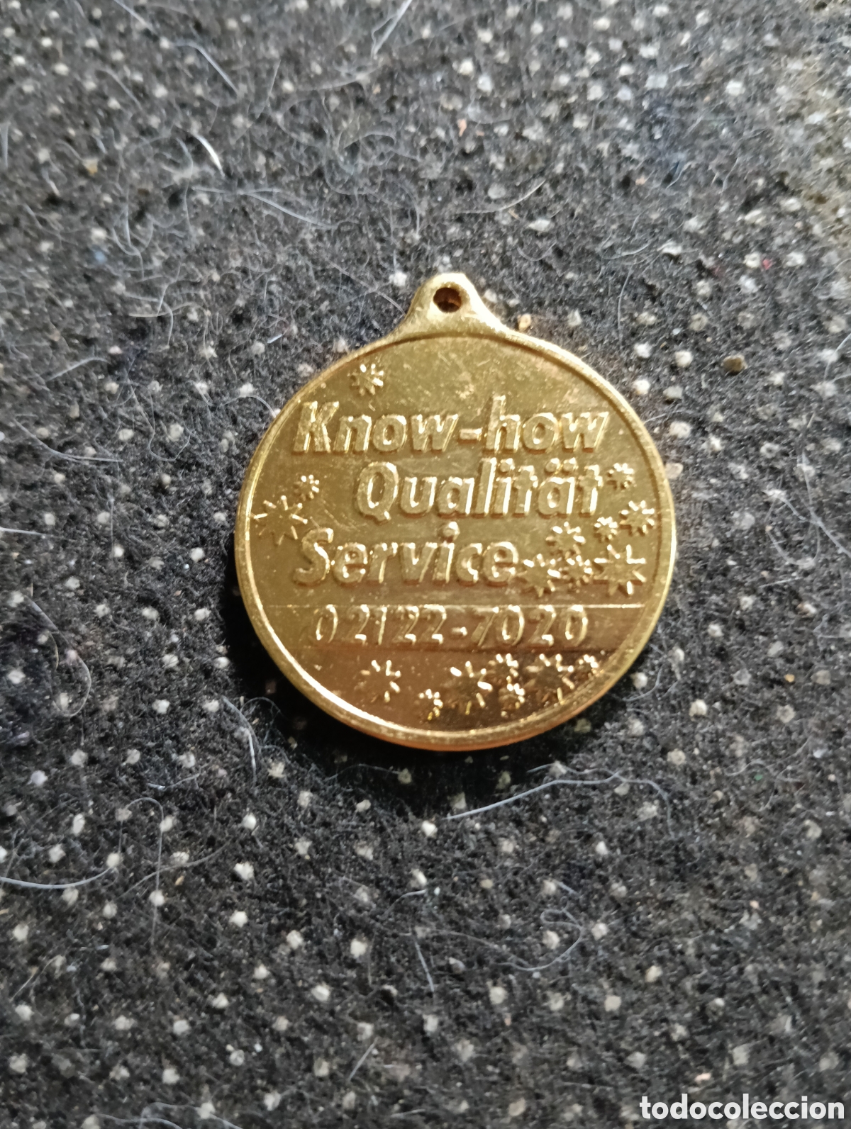 Medallas tem&aacute;ticas: Esta ficha de color dorado presenta la inscripci&oacute;n &rdquo;Know-how Qualit&auml;t Service&rdquo; acompa&ntilde;ada de estrell