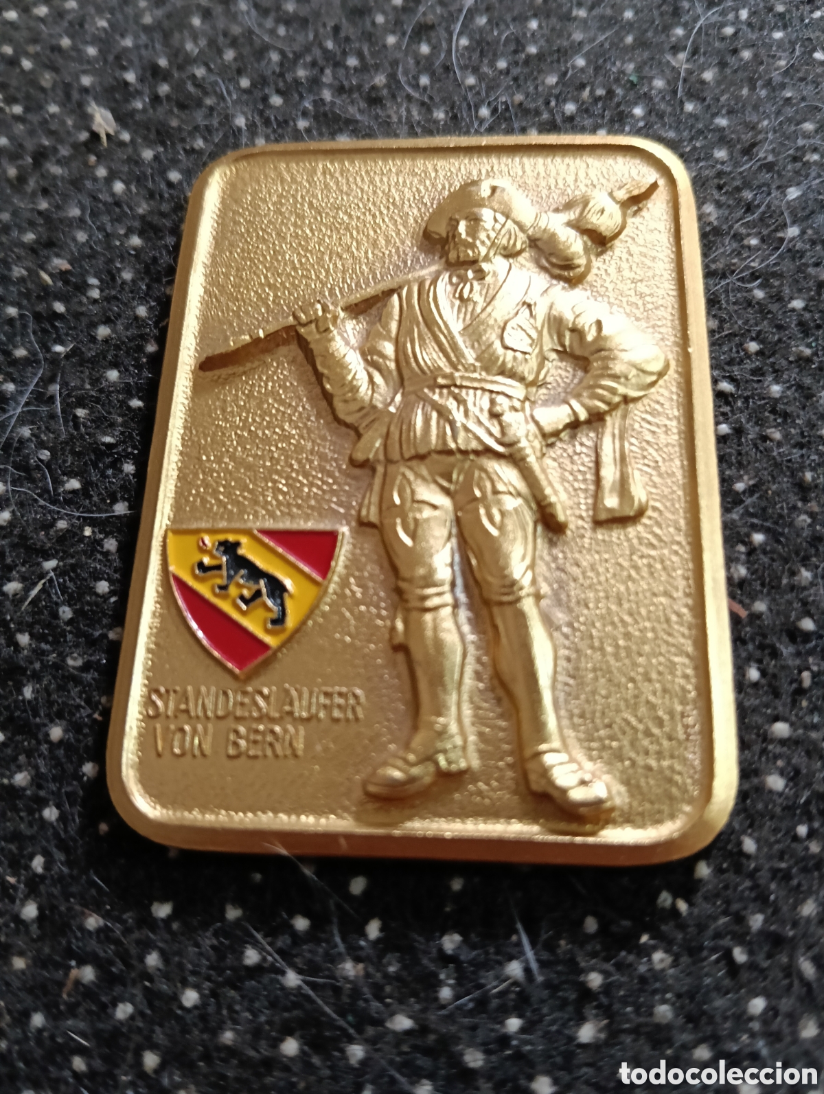 Medallas tem&aacute;ticas: Insignia conmemorativa con ba&ntilde;o de oro producida por la firma Paul Kramer de Neuch&acirc;tel, Suiza. Tiro