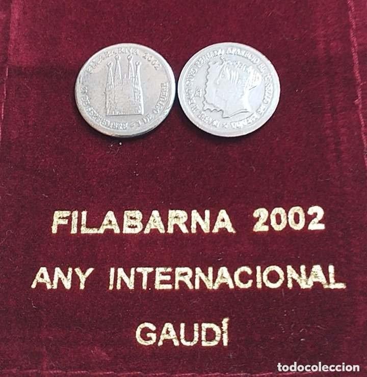 Medallas tem&aacute;ticas: EXPOSICION FILABARNA 2002. A&Ntilde;O INTERNACIONAL GAUDI. BOLSITA CON 2 MEDALLAS DE 2 cm DE COBRE Y PLATA