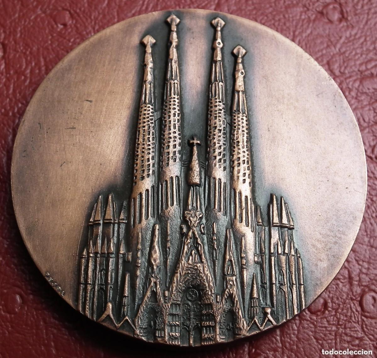 Medallas tem&aacute;ticas: EXPOSICION DEL CIRCULO FILATELICO Y NUMISMATICO DEL COLEGIO DE ARQUITECTOS. HOMENAJE A GAUDI. 1975