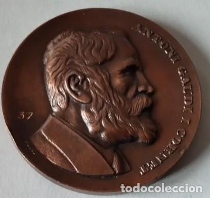 Medallas tem&aacute;ticas: EXPOSICION DEL CIRCULO FILATELICO Y NUMISMATICO DEL COLEGIO DE ARQUITECTOS. HOMENAJE A GAUDI. 1975
