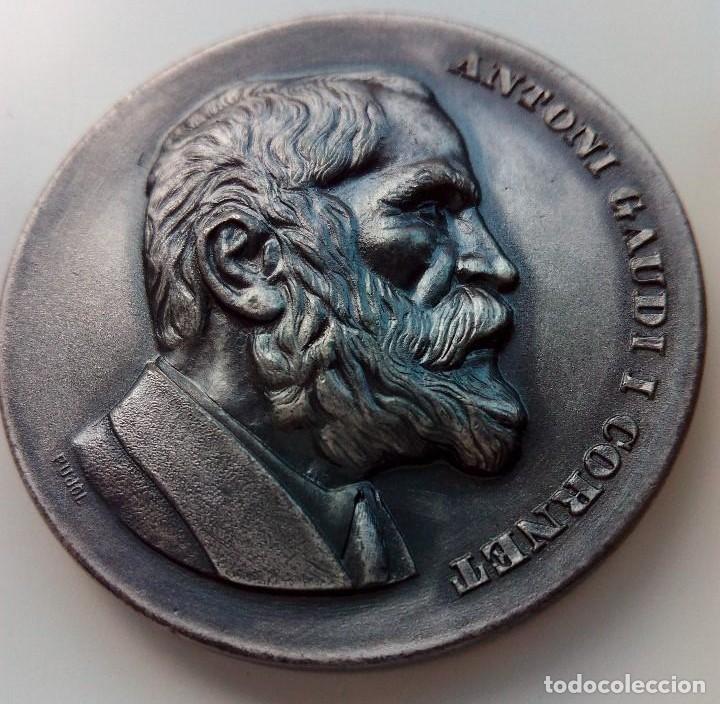 Medallas tem&aacute;ticas: ANTONIO GAUDI I CORNET. L'ARQUITECTE DE DEU. 1852-1926. 50 mm Y 81 gr. COLOR PLATEADA.