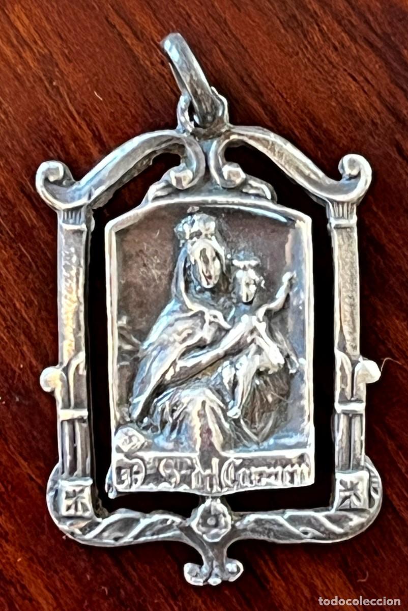 Medallas tem&aacute;ticas: Antigua medalla de plata de Nuestra Se&ntilde;ora del Carmen. Mide 4 x 2,6 cms. Preciosa