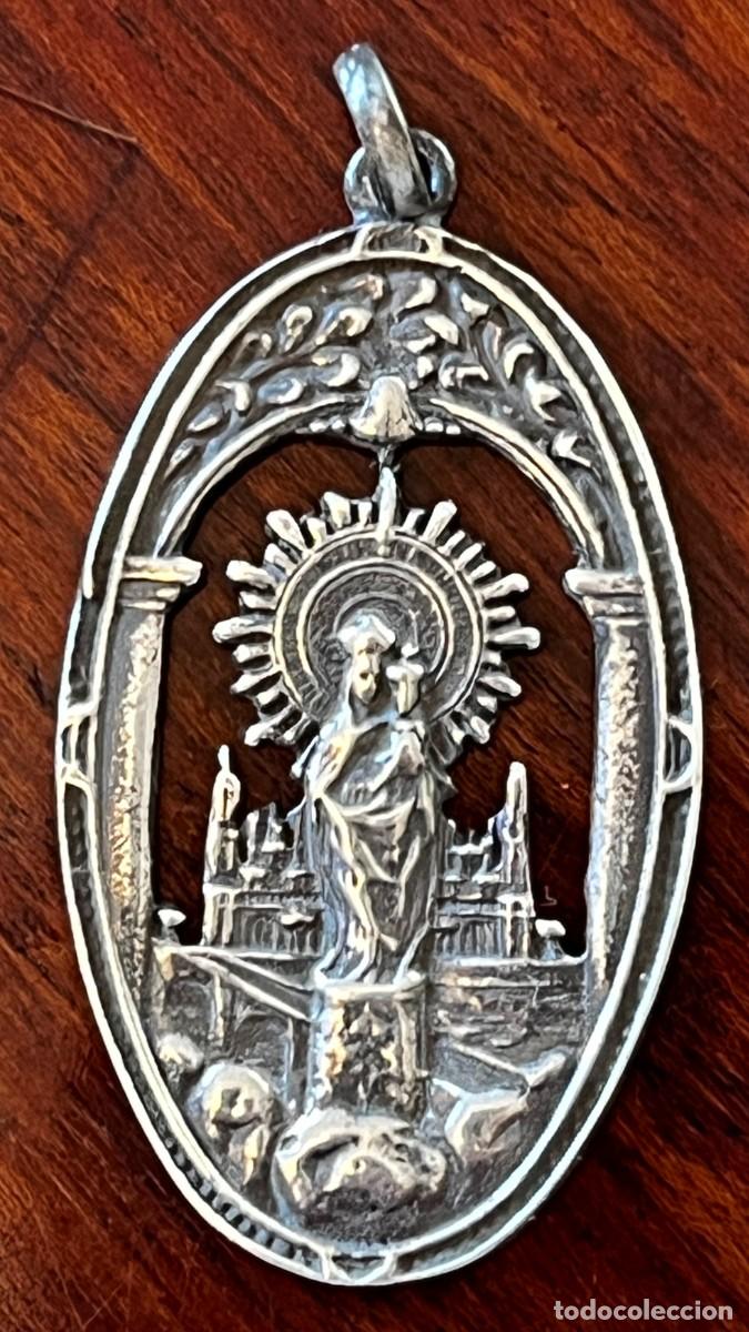 Medallas tem&aacute;ticas: Antigua medalla de plata de Nuestra Se&ntilde;ora del Pilar de Zaragoza. Mide 4,8 x 2,7 cms. Preciosa