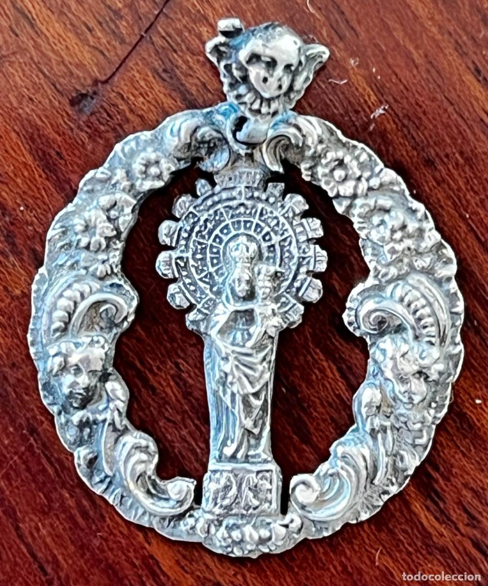 Medallas tem&aacute;ticas: Antigua medalla de plata de la Virgen del Pilar, para cinta, rodeada por un sol radiante y un marco
