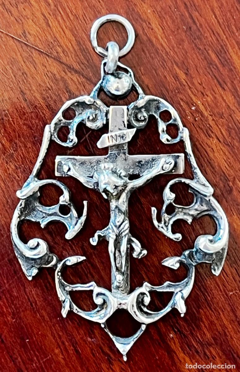 M&eacute;dailles th&eacute;matiques: Medalla de plata calada, con Jesucristo en la cruz, mide 5,6 x 4 cms. Excelente.