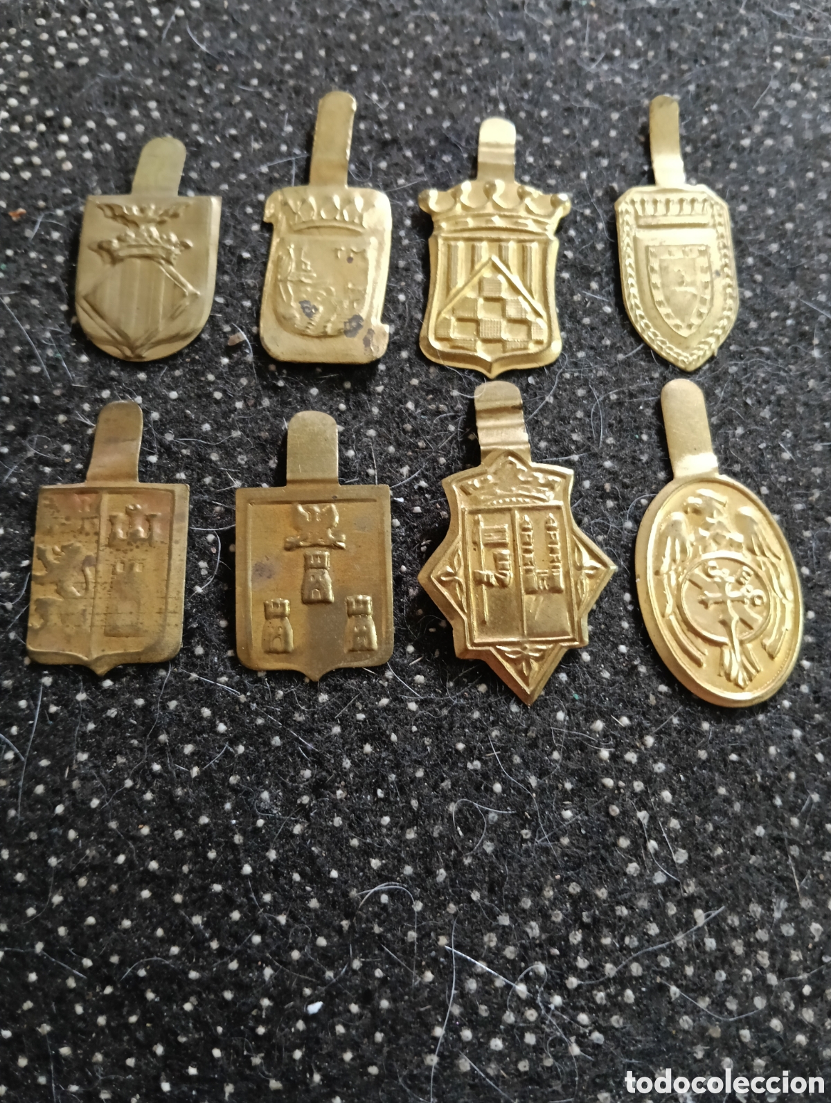 Medallas tem&aacute;ticas: 8 Emblemas de la Falange y la J.O.N.S. de los a&ntilde;os 40 aprox. Entre otros, Cuerpo del Ejercito de Ur