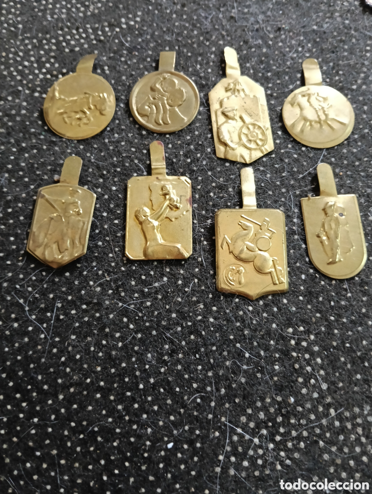 Medallas tem&aacute;ticas: 8 Emblemas completos de la Falange y J.O.N.S., del campo, martenidad y paternidad, marineros, jinete