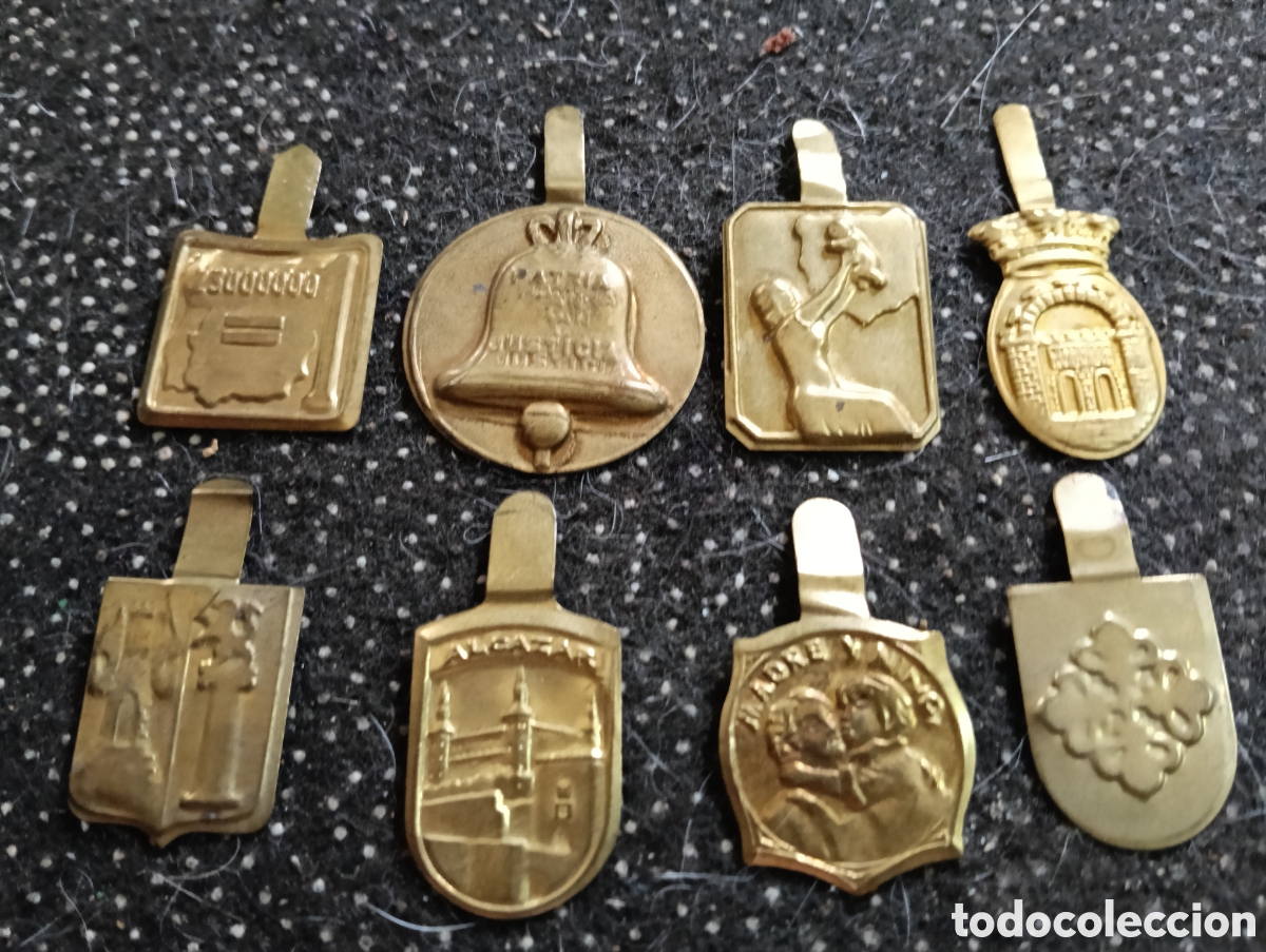 Medallas tem&aacute;ticas: 8 Emblemas completos de la Falange y J.O.N.S., Patria, pan y justicia, Espa&ntilde;a con 23.000.000 millone