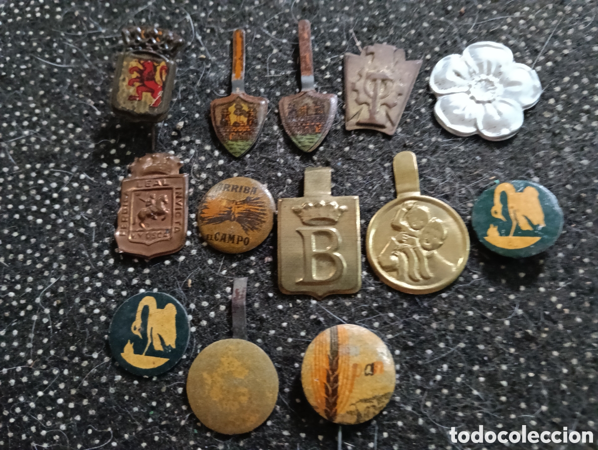 Medallas tem&aacute;ticas: 13 Emblemas casi completos de la Falange y J.O.N.S., 2 de Orense, &Aacute;guila en el nido, arriba el campo