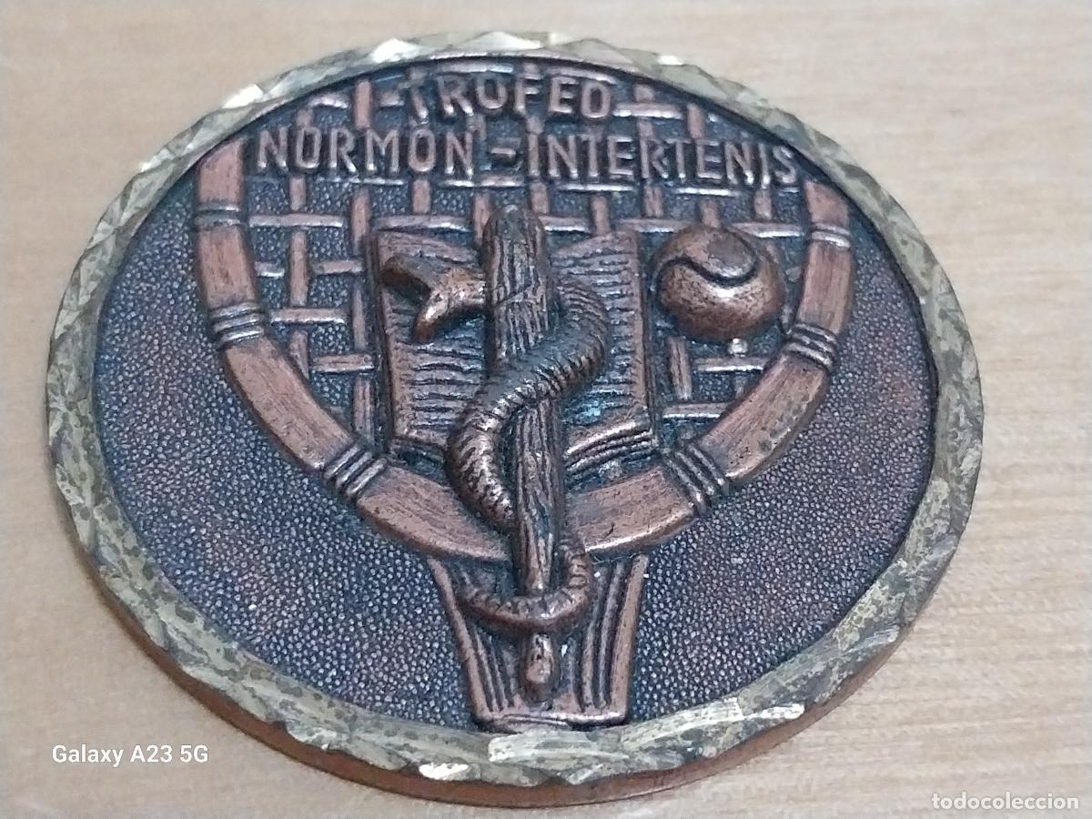 Medallas tem&aacute;ticas: TENIS PARA MEDICOS 1974 MEDALLA MANO TROFEO NORMON INTERTENIS TONO COBRIZO 6CMS