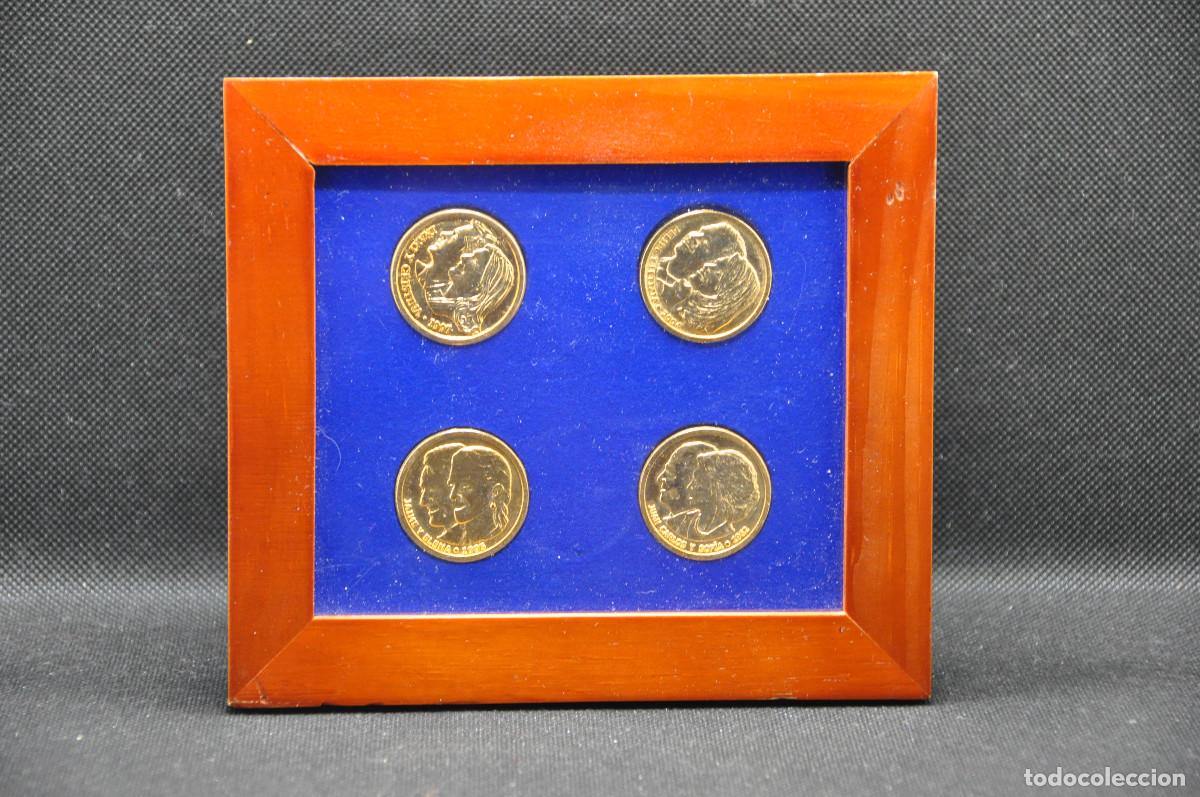Medallas tem&aacute;ticas: FAMILIA REAL ESPA&Ntilde;OLA 1997 - EXPOSITOR CON LAS MEDALLAS DE LA REVISTA 10 MINUTOS