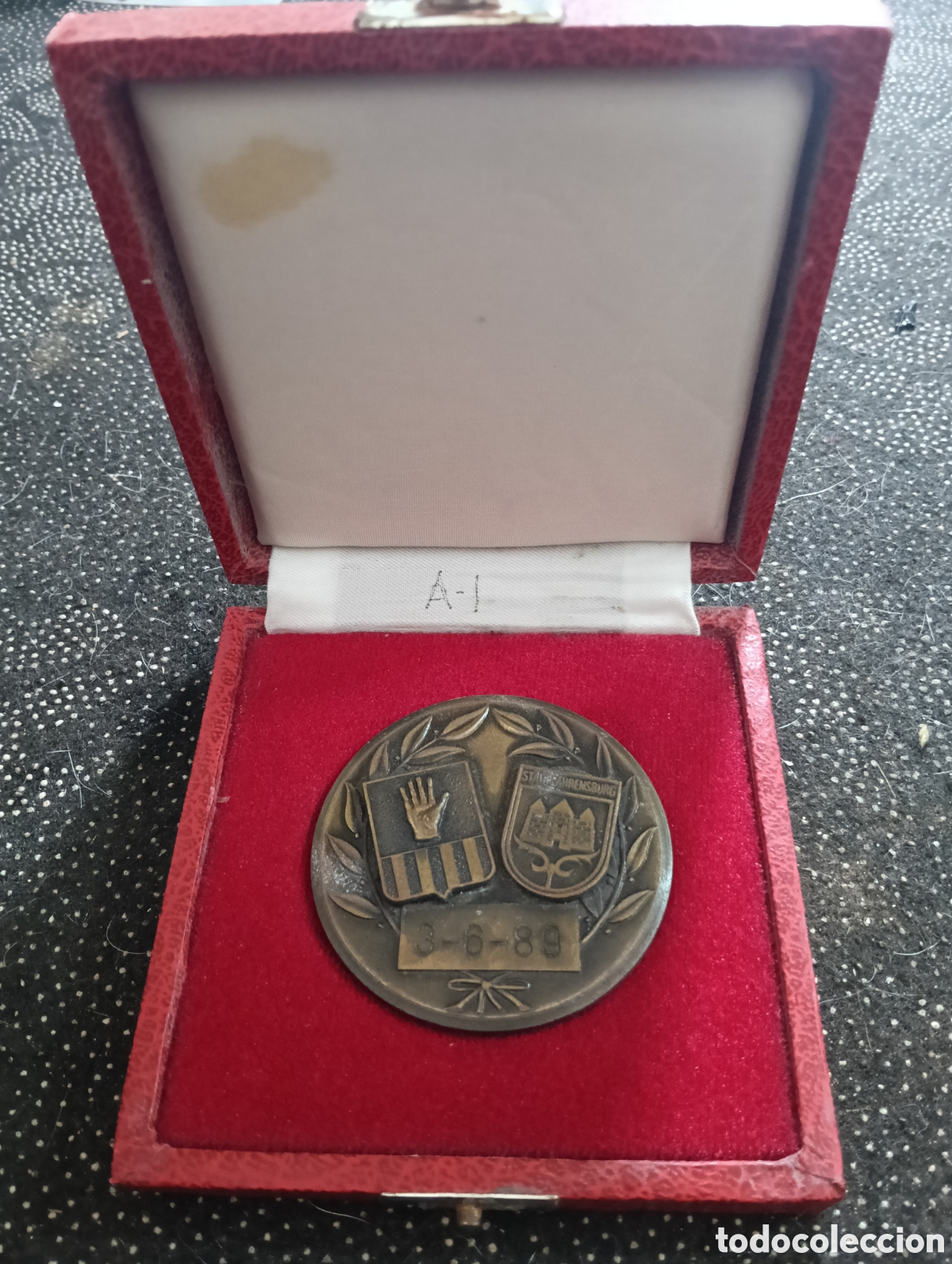 Medallas tem&aacute;ticas: Medalla conmemorativa de las fiestas de Esplugues de Llobregat 23-9-1989 en la caja original, mide 6