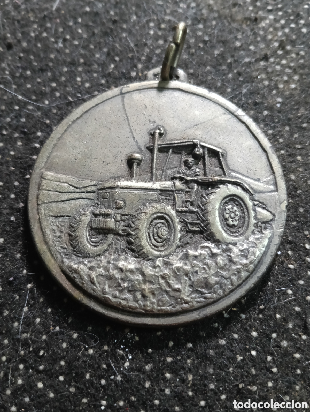 Medallas tem&aacute;ticas: Medalla de un tractor labrando en el campo mide 5, 5 cm de di&aacute;metro