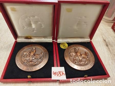 Medalhas tem&aacute;ticas: Dos Medallas del '1er SALO ANTIQUARIS' de Barcelona de 1975, en estuches.
