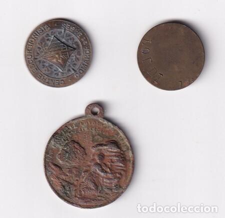 Medallas tem&aacute;ticas: Dos medallas del 'Centre Excursionista del Bages' y una religiosa de la 'Cova' de Manresa.