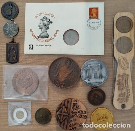 Medallas tem&aacute;ticas: Cajita con Medallas y monedas de varios pa&iacute;ses.