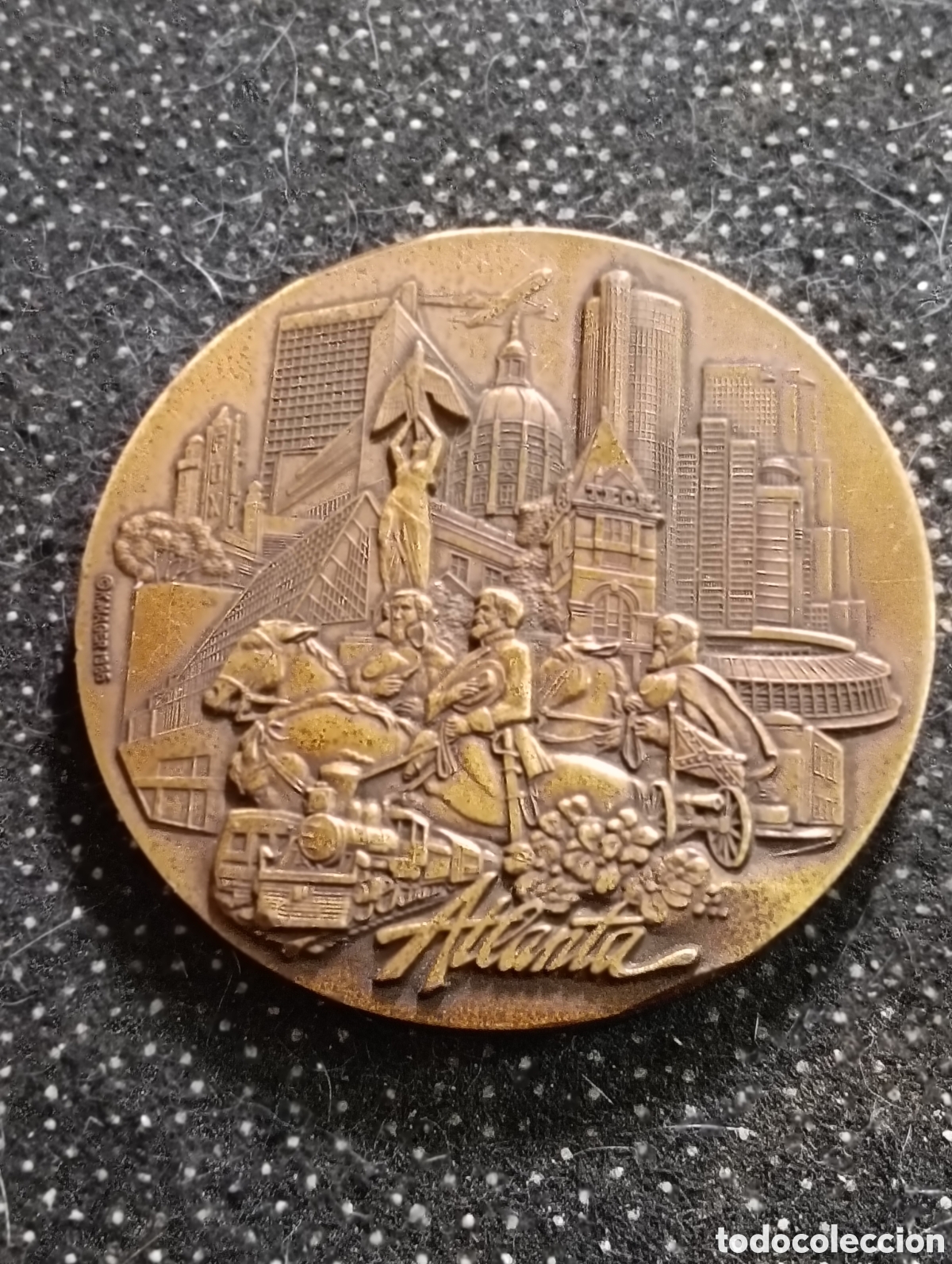 Medallas tem&aacute;ticas: Medalla vintage de metal con relieve del horizonte de Atlanta, de la casa FLEXEL mide 8 cm de di&aacute;met