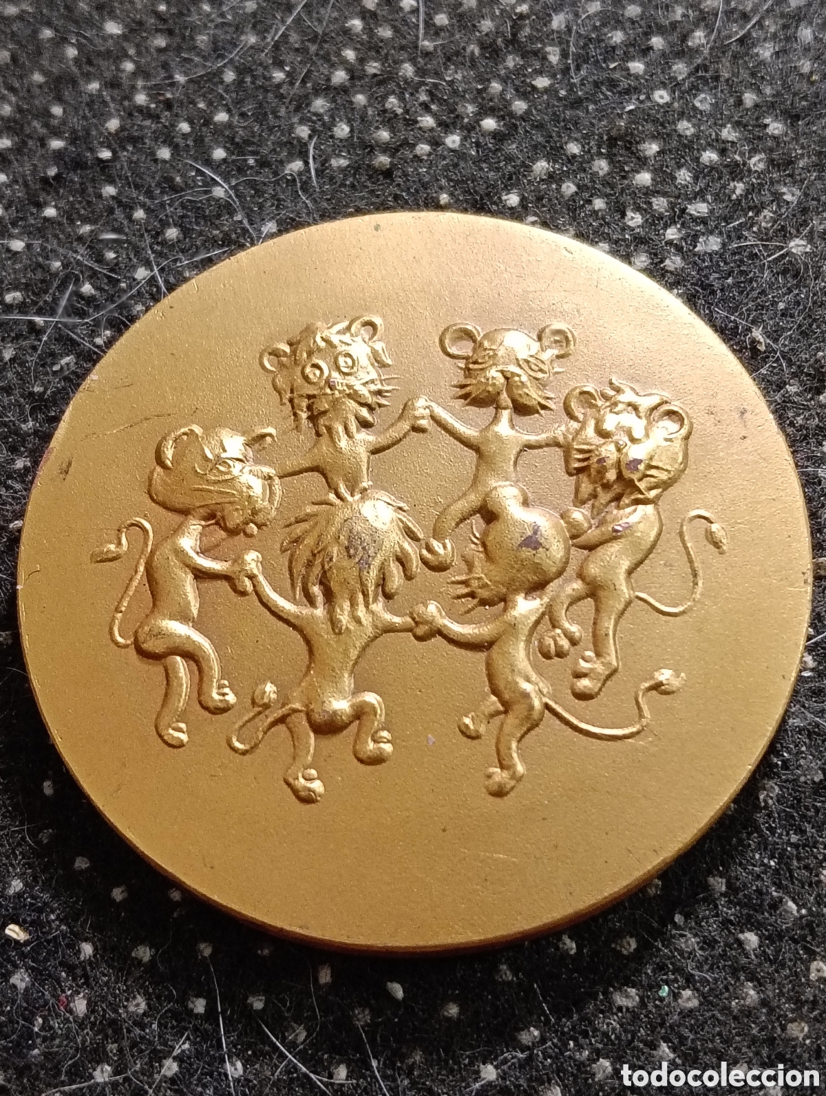 Medallas tem&aacute;ticas: Medalla del club de LLEONS de Barcelona 2003 para Mar&iacute;a Dalmau Vda. de Boluda, metal, mide 5 cm de d
