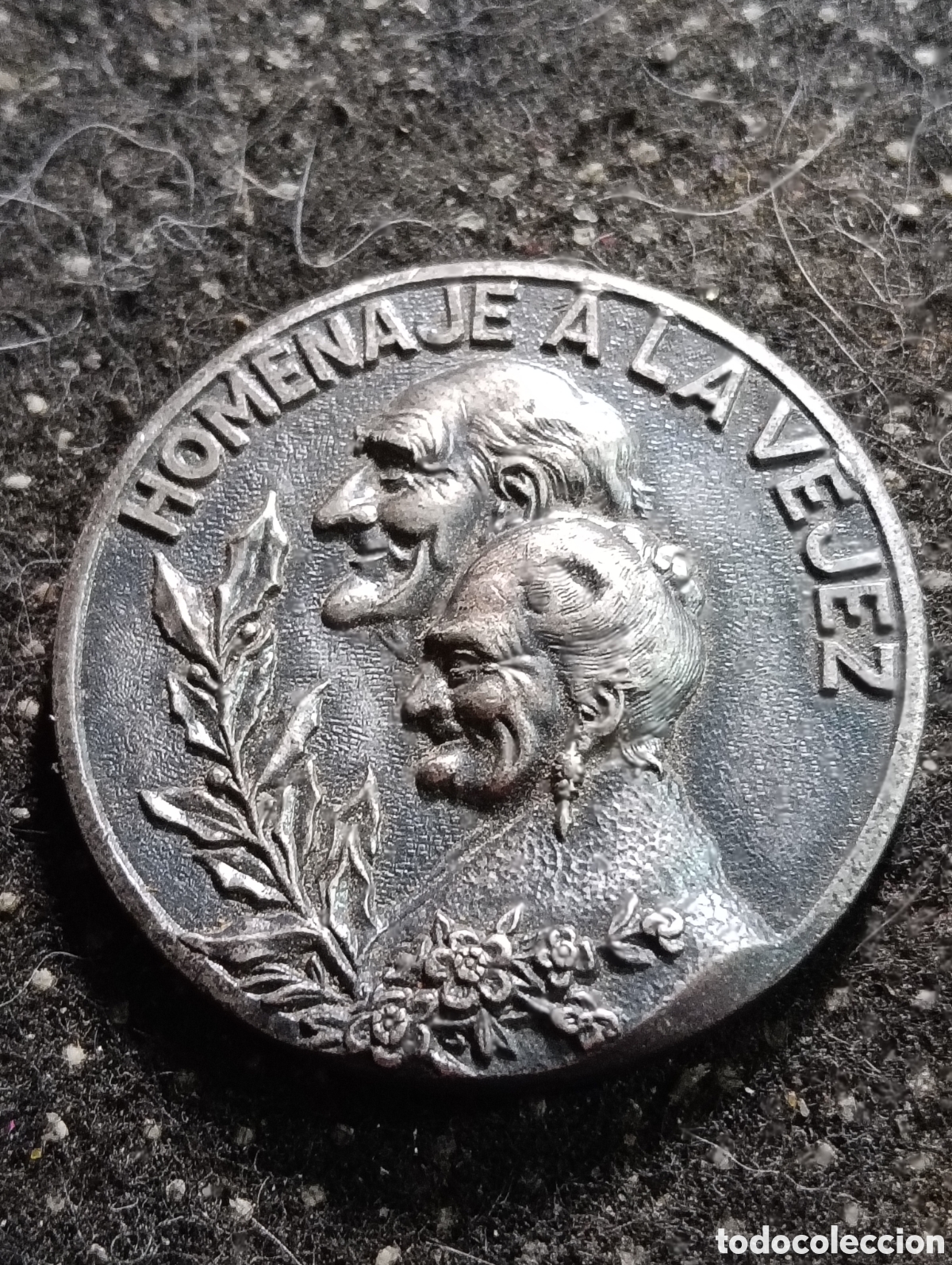 Medallas tem&aacute;ticas: MEDALLA HOMENAJE A LA VEJEZ SARRIA (BARCELONA) 1949-1973. en metal MIDE 4 cm de di&aacute;metro