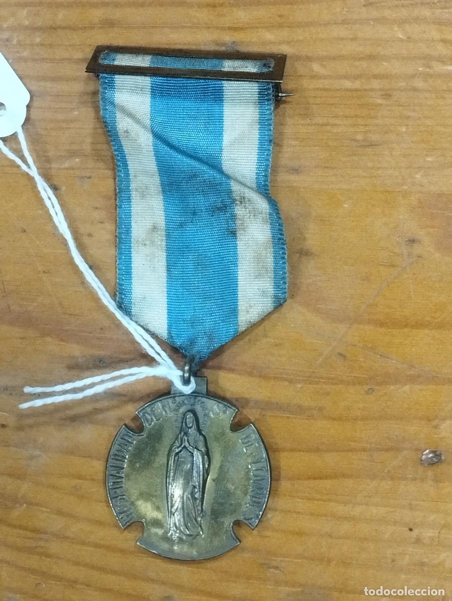 Medallas tem&aacute;ticas: ANTIGUA MEDALLA HOSPITALIDAD NUESTRA SE&Ntilde;ORA LOURDES CON CINTA Y PASADOR.