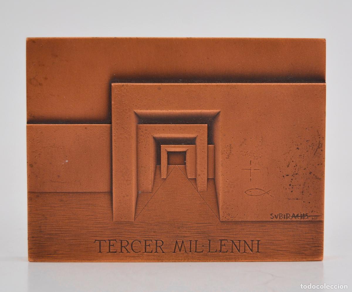Medallas tem&aacute;ticas: Placa de cobre Tercer Mil&middot;leni, 2000, tres arcos, Josep Maria Subirachs, tiraje 19 / 50.