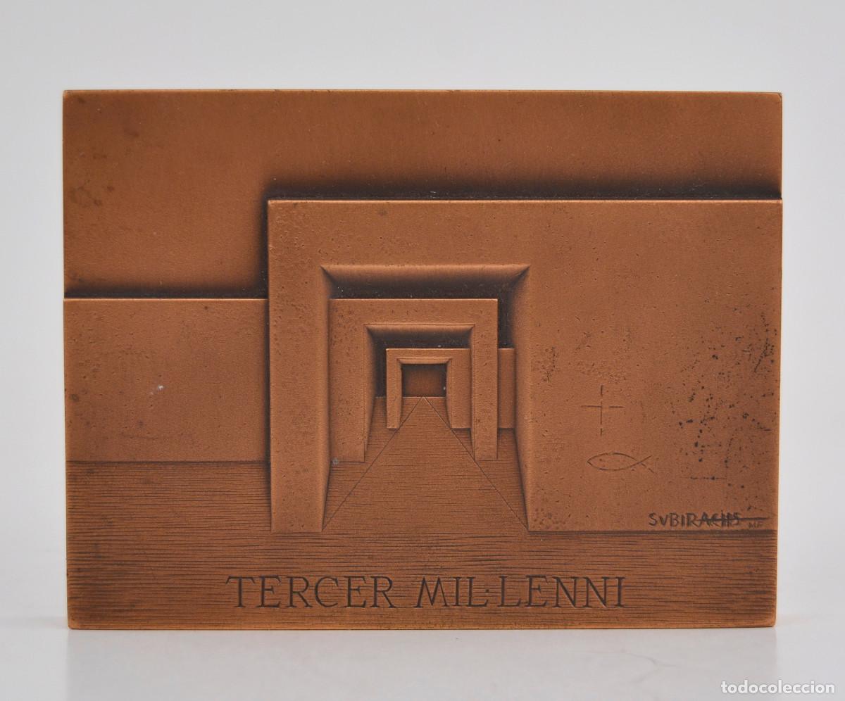 Medallas tem&aacute;ticas: Placa de cobre Tercer Mil&middot;leni, 2000, tres arcos, Josep Maria Subirachs, tiraje 19 / 50.