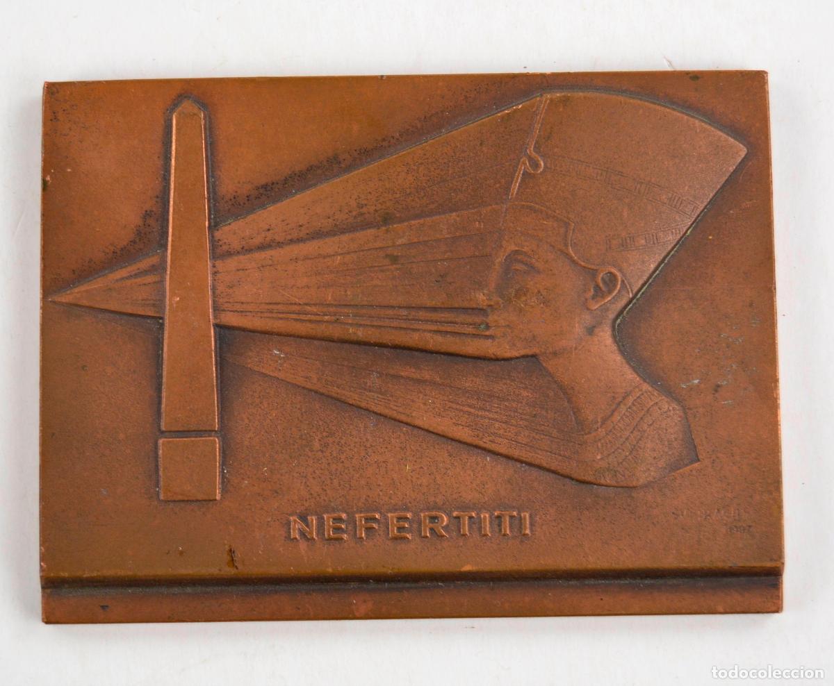 Medallas tem&aacute;ticas: Placa de bronce, Nefertiti, Josep Maria Subirachs, 1987, tiraje 177 / 900, General &Ograve;ptica.
