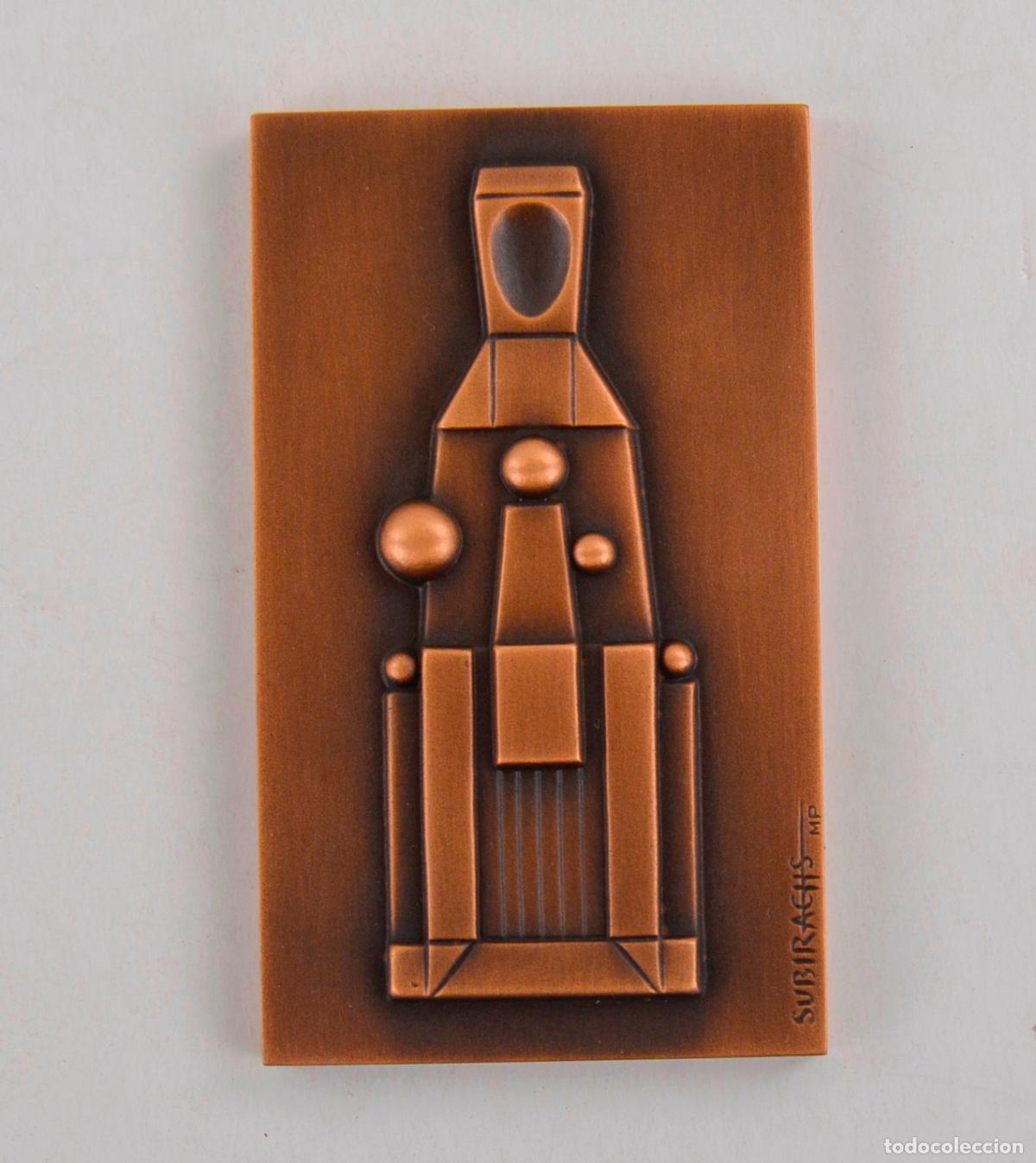 Medallas tem&aacute;ticas: Placa de cobre, Virgen de Montserrat, La Moreneta, Josep Maria Subirachs. 9,2x5,3cm