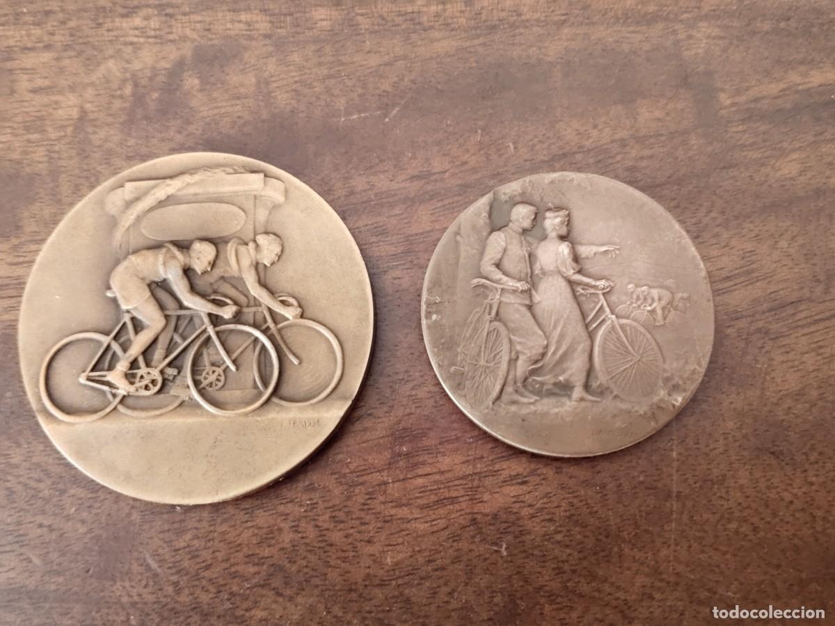 Medallas tem&aacute;ticas: 2 Medallas en bronce Ciclismo. Industria Ciclista y A. Wolber. Ver.