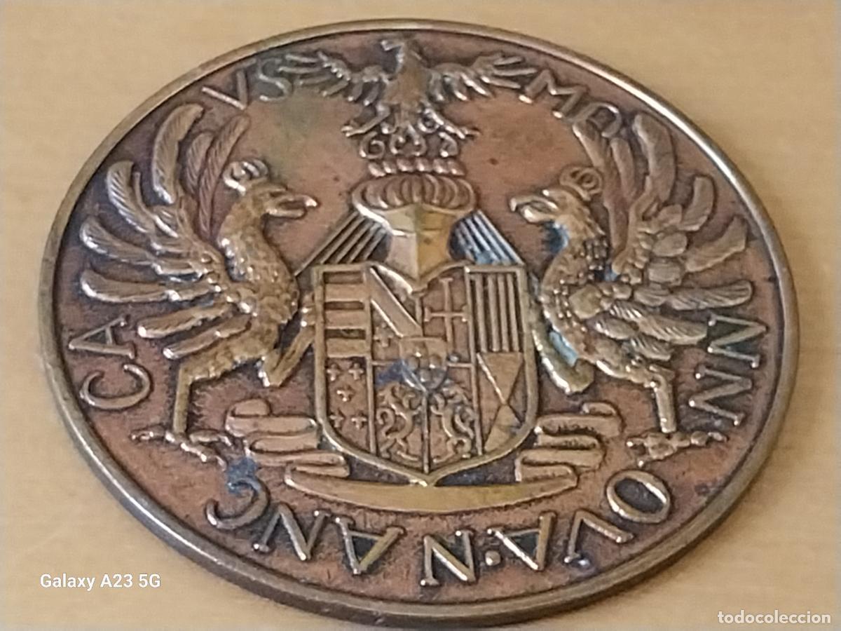 Medallas tem&aacute;ticas: MEDALLA MANO ESCUDO ENTRE AVES CORONADAS METAL 7CMS