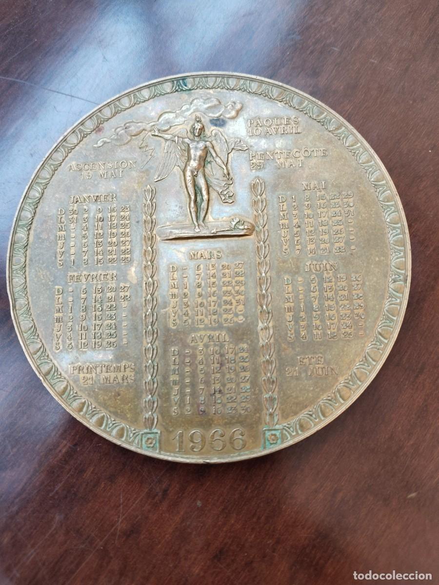Medallas tem&aacute;ticas: Francia. Gran Medalla en bronce, calendario 1966.