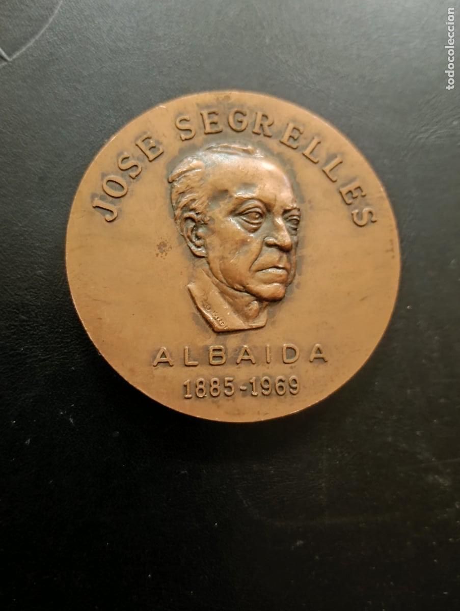 Medallas tem&aacute;ticas: MEDALLA DE MANO EN BRONCE PATINADO HOMENAJE DE ALBAIDA A SU HIJO ILUSTRE PINTOR JOSE SEGRELLES 1969