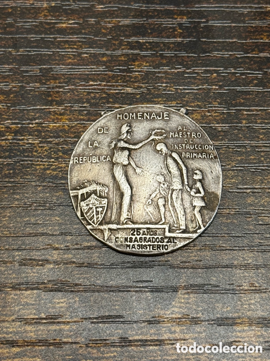 Medallas tem&aacute;ticas: Medalla a los 25 a&ntilde;os consagrados al Magisterio. Cuba Republicana . Plata.