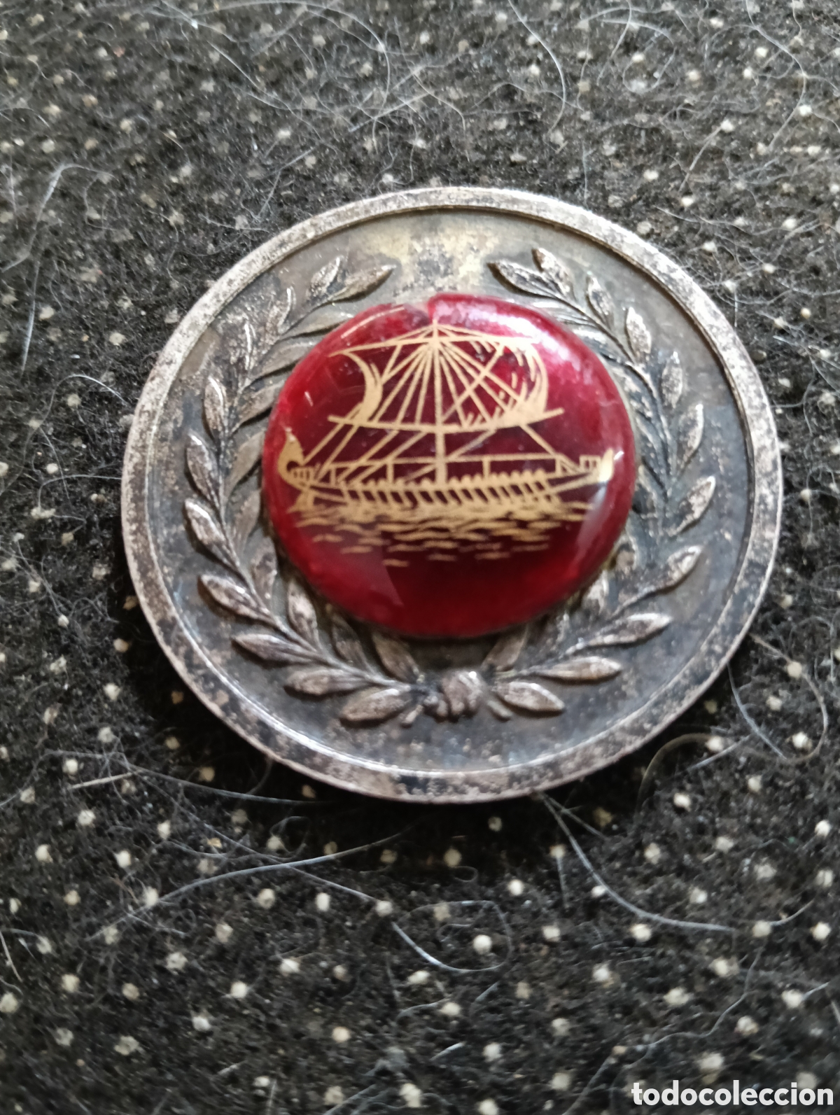 Medallas tem&aacute;ticas: Antigua Medalla Vintage, met&aacute;lica con un esmalte de un barco Vikingo, mide 4 cm de di&aacute;metro.