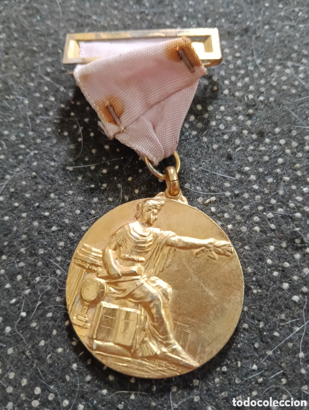 Medallas tem&aacute;ticas: Medalla de Oro (dorada) escolar, con pasador, cinta y alfiler.