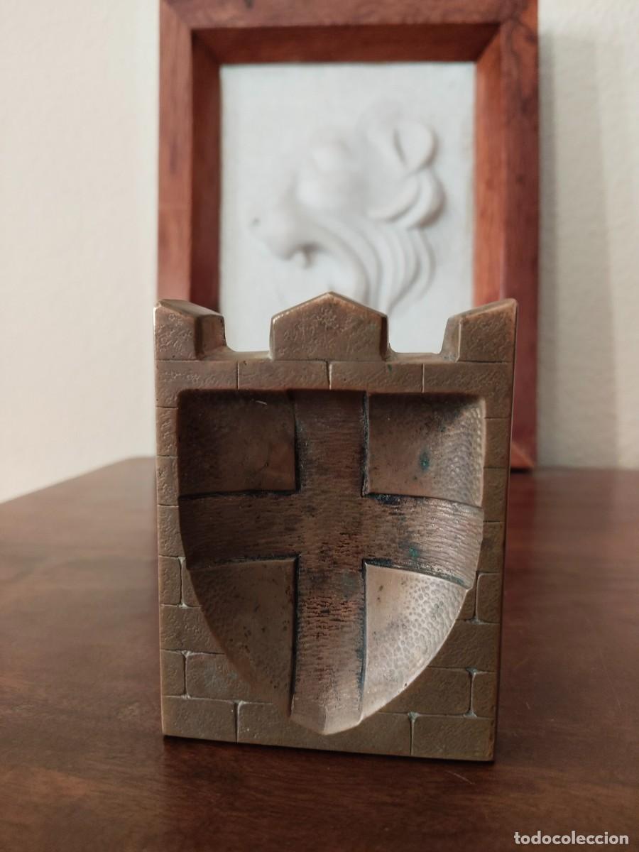 Medallas tem&aacute;ticas: Medalla o figura Templaria en bronce. 480 gramos.